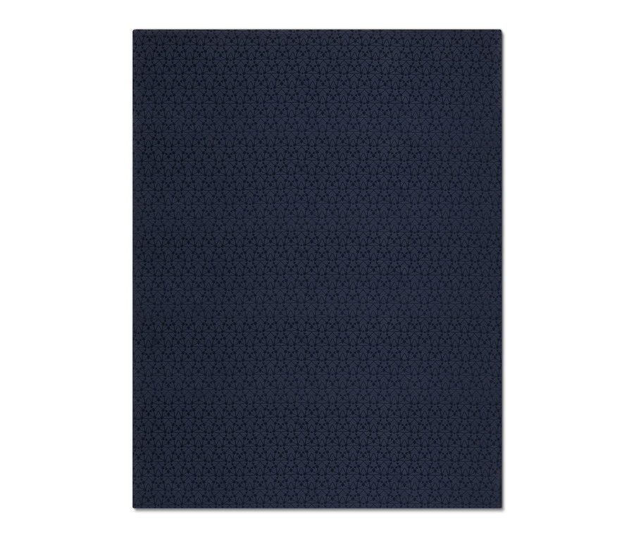 Nahaufnahme einer dunkelblauen Jacquard-Tafeldecke mit geometrischem Muster.