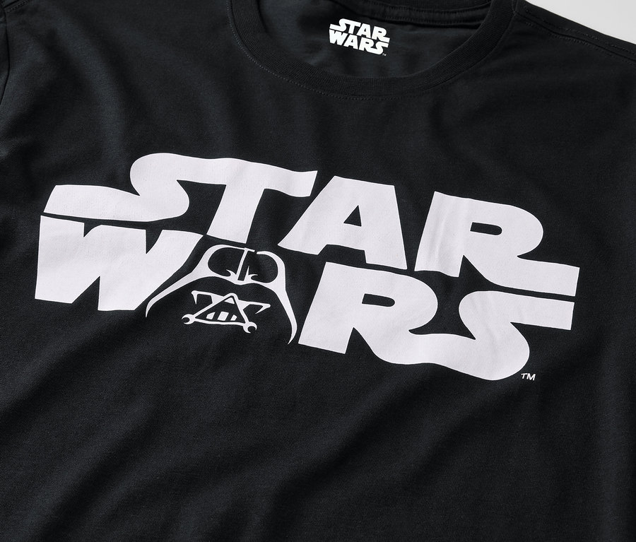 Schwarzes T-Shirt mit weißem Star Wars Logo und Darth Vader Bild.
