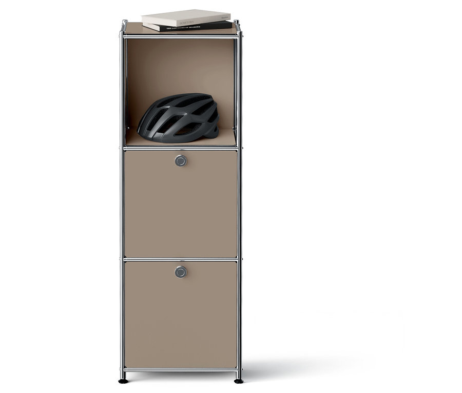 Dreistöckiger Schrank mit Buch, Helm und zwei geschlossenen Regalen.