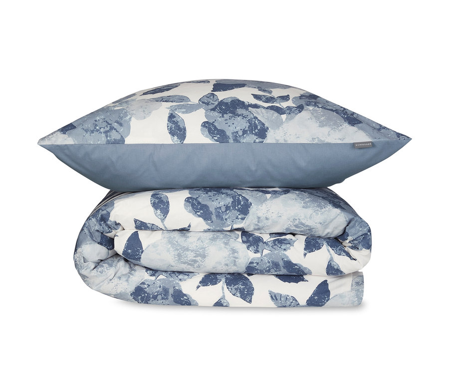 Gestapelt sind ein hellblaues SCHIESSER Renforcé-Bettwäscheset »Elisa« mit Botanik-Print und ein Kissen.