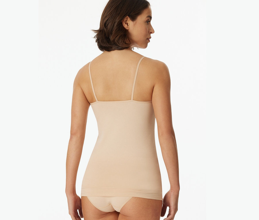 Frau trägt 2 SCHIESSER Tops in Sand.