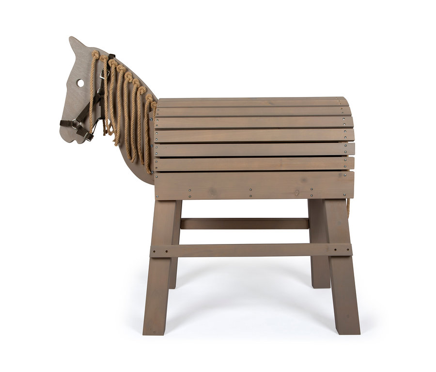 Detailansicht eines grauen small foot Holzpferdes.