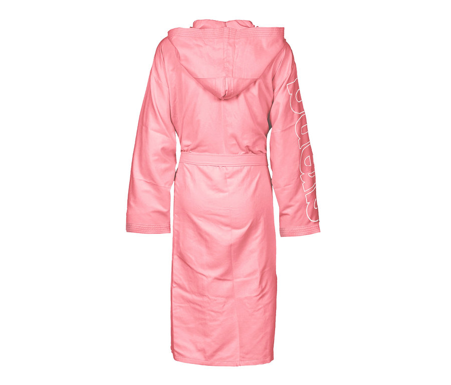 Rosa Bademantel mit Kapuze und weißer Schrift am Ärmel.