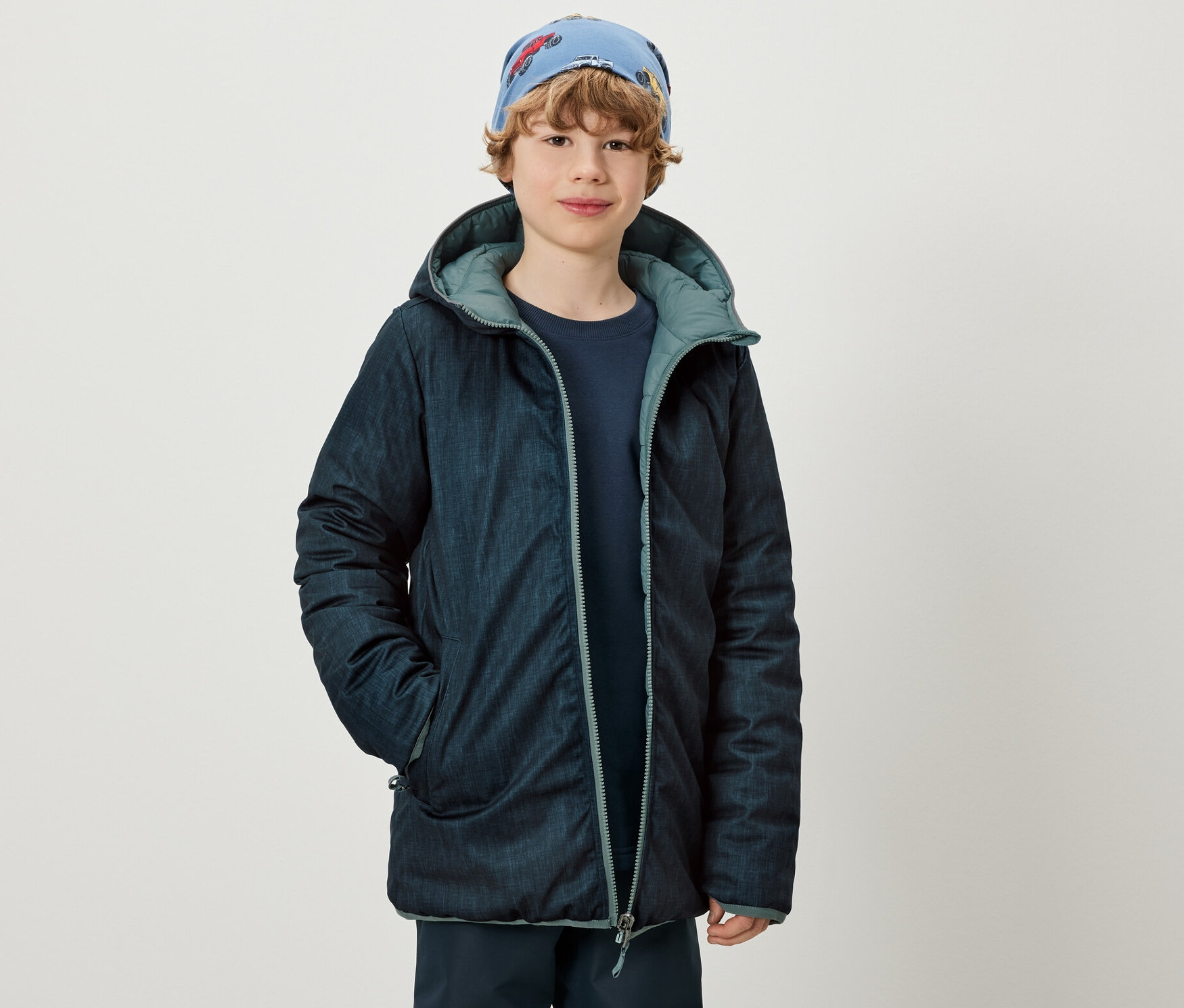 Junge trägt 2-in-1-Kinder-Softshell-und-Steppjacke.