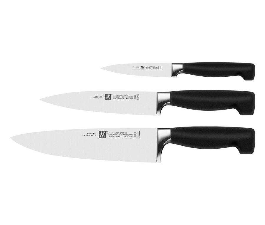 Drei Messer mit schwarzen Griffen und silbernen Klingen liegen übereinander.