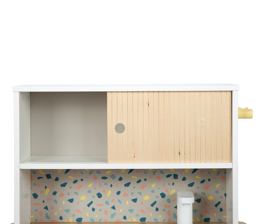 Weißes Kinderregal mit Schiebetüren und gemusterter Rückwand.