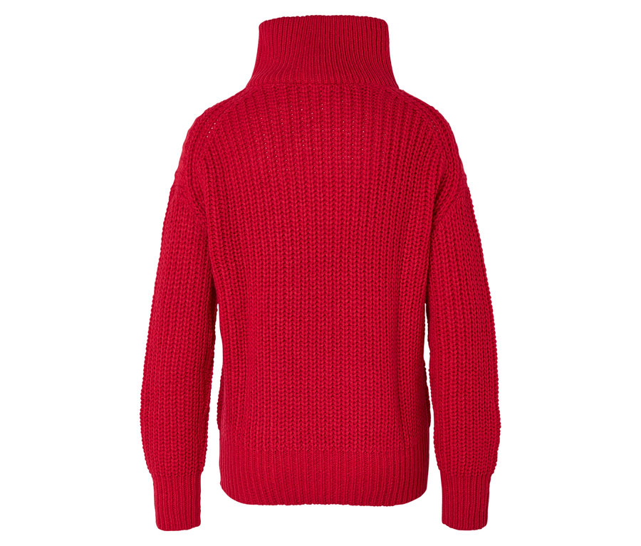 Detail der Rückseite eines roten Strickpullovers mit Rollkragen.