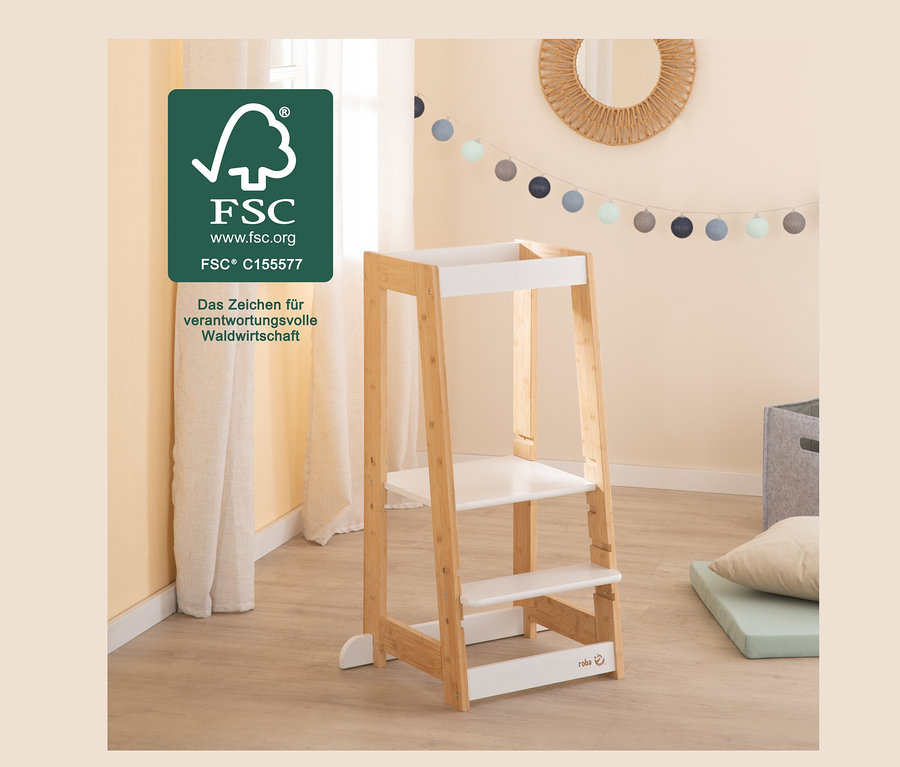 Im Raum steht ein weißer roba Lernturm aus Holz.