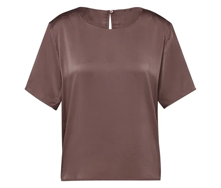 Braune Satinbluse mit kurzen Ärmeln.