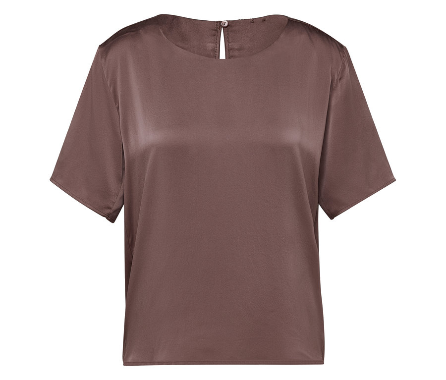 Braune Satinbluse mit kurzen Ärmeln.