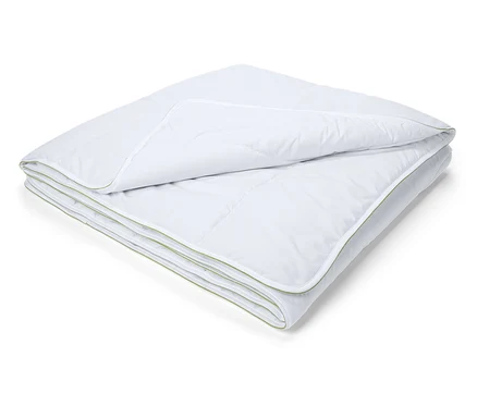 Gefaltete, weiße irisette® greenline Steppdecke Dacron®-Aktivkohle.