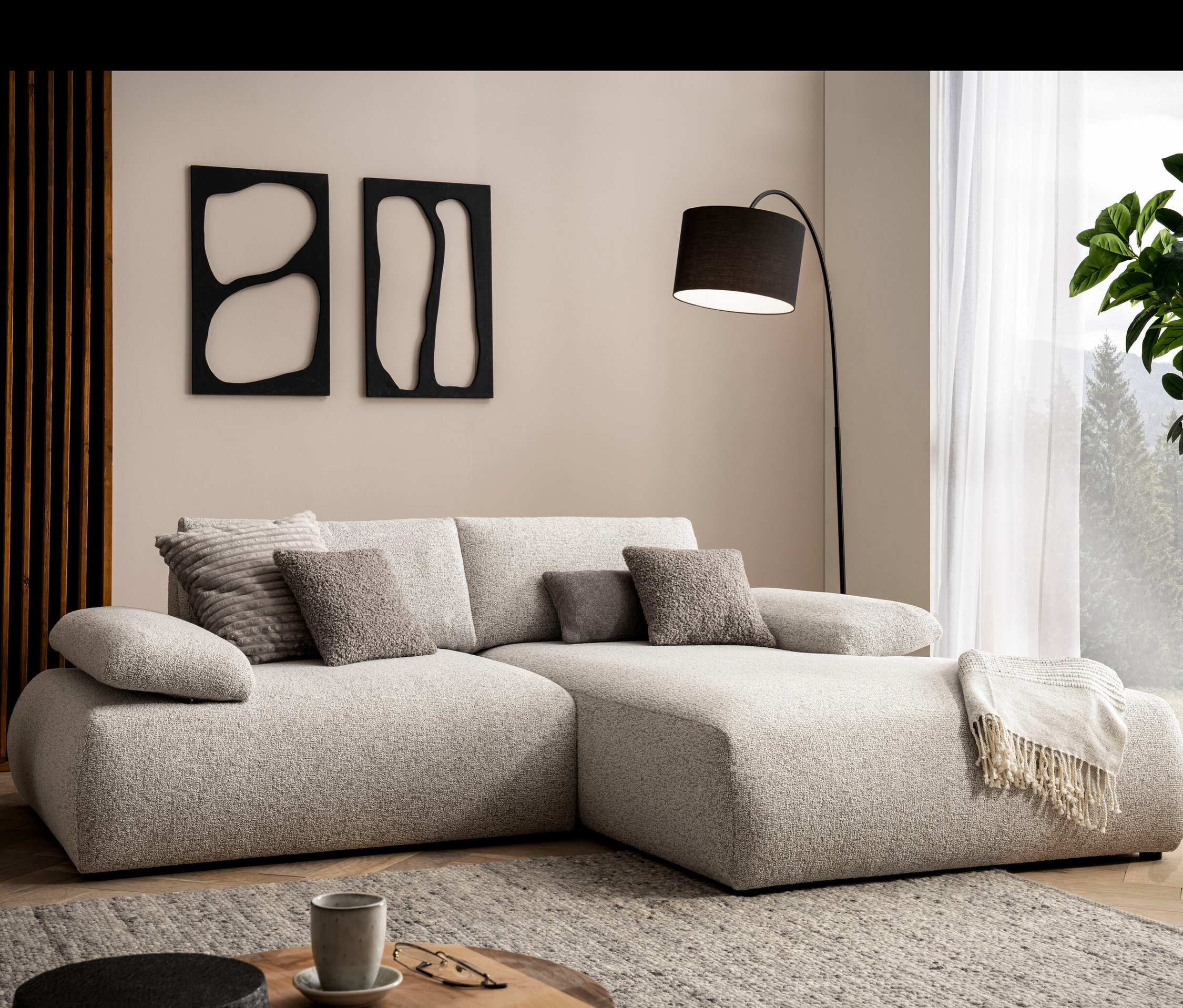 Helles graues Ecksofa »Bela« rechts mit Armlehne und Staufach im Wohnzimmer.