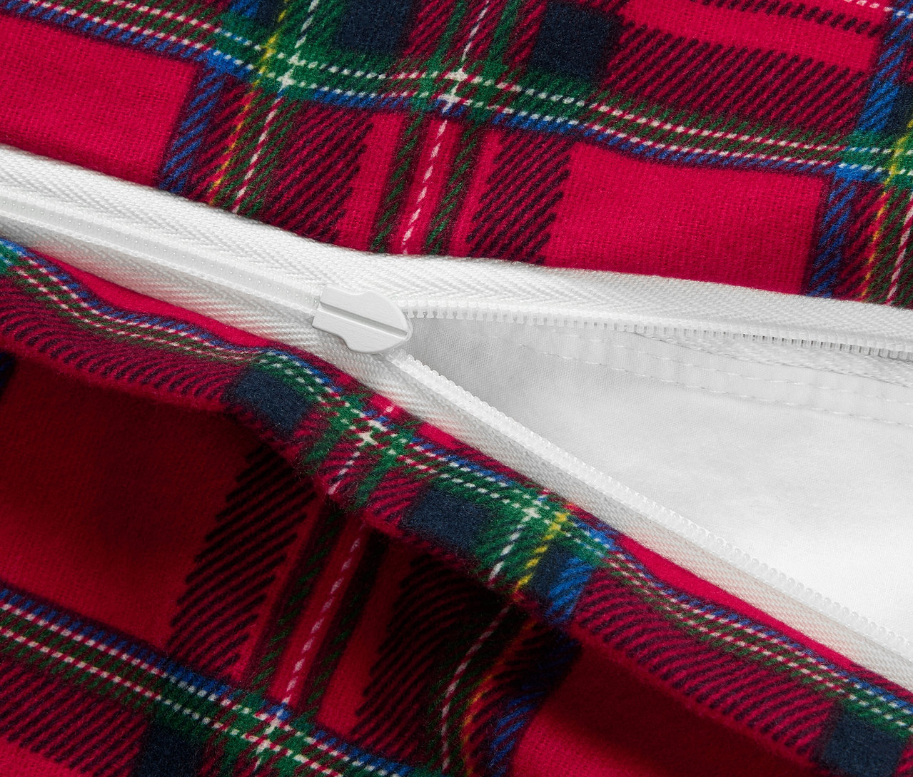 Detailansicht eines roten Bettbezugs mit Karomuster und Reißverschluss.