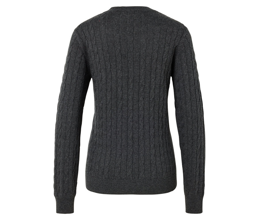 Grauer Strickpullover mit langen Ärmeln auf weißem Hintergrund.