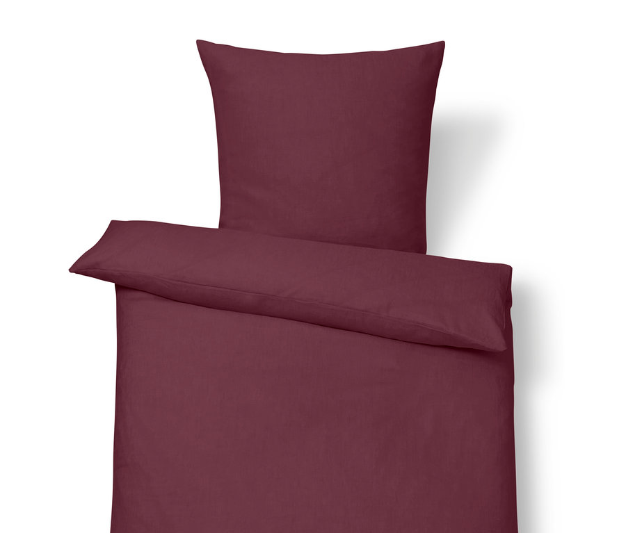 Beerenfarbene Leinen-Bettwäsche in Standardgröße mit Kissen oben.