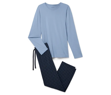 Ein hellblaues langärmeliges Oberteil und eine dunkelblaue, gemusterte Pyjamahose liegen auf einem weißen Hintergrund.