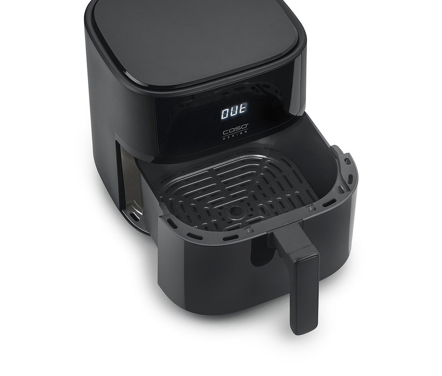 Eine schwarze Heißluftfritteuse mit herausgezogenem Korb.