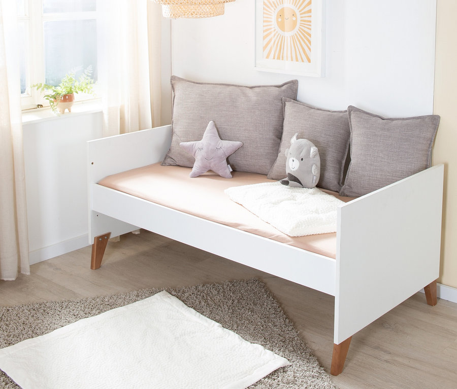 Weißes roba »Ole« Kombi-Kinderbett, 70 x 140 cm mit Kissen und Spielzeug.