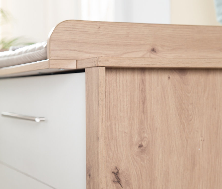 Detail der roba Wickelkommode »Malo«: Weiße Schubladen, Holzrahmen.