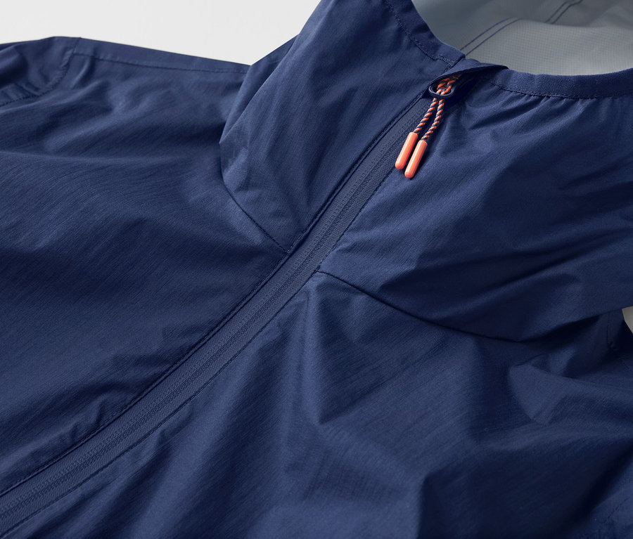 Detailansicht einer ultraleichten Regenjacke »packable« mit Kapuze und Reißverschluss.