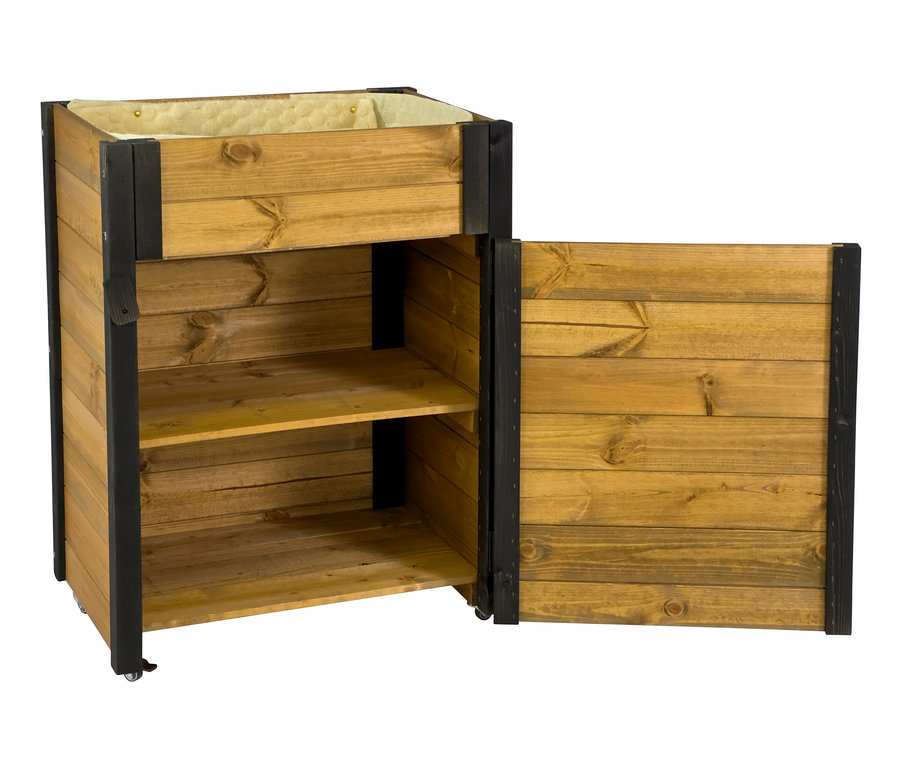 Ein Dobar Hochbeet, L aus Holz mit offener Tür und zwei Regalen.
