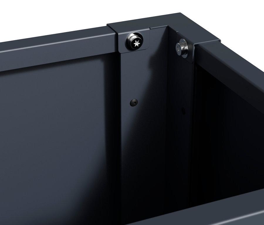 Detail einer Ecke eines grauen Pflanzkastens mit Befestigungsschrauben.