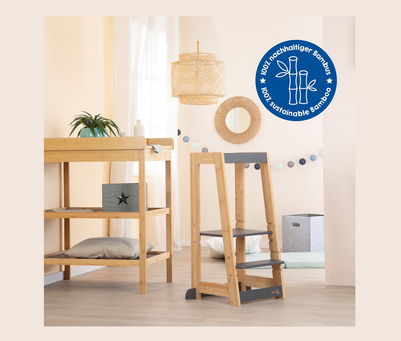 Ein Kinderzimmer mit einer Eckwickelkommode und einem roba Lernturm holz anthrazit.
