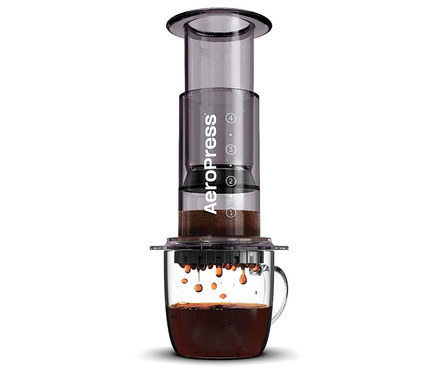 Aeropress Kaffeebereiter presst Kaffee in eine Tasse.