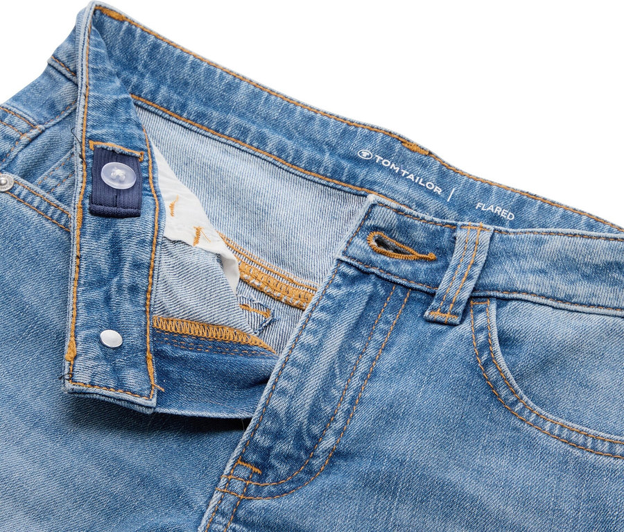 Detailansicht einer hellblauen Tom Tailor Jeans mit Schlaghose und offenem Bund.