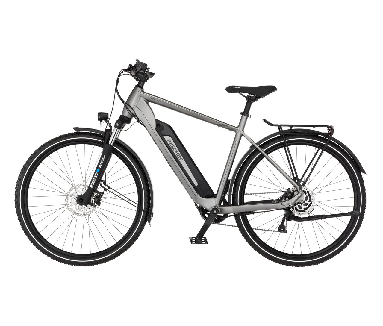 Graues FISCHER Trekking-E-Bike TERRA 2.2 ACTIVE, groß (Diamant Rahmen) steht seitlich mit sichtbarem Vorder- und Hinterrad.