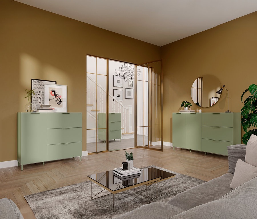 Wohnzimmer mit taupegrüner, kleiner »Savoca« Kommode, Couchtisch und Sofa.