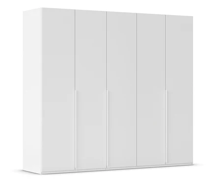 Weißer Kleiderschrank mit sechs Türen und langen, schmalen Griffen.