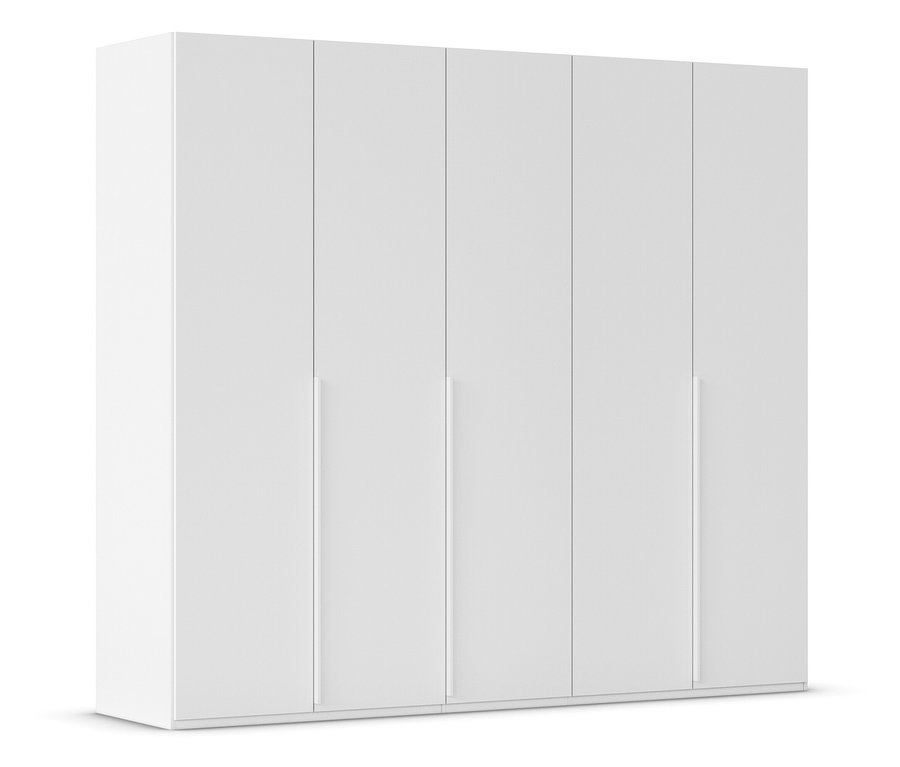 Weißer Kleiderschrank mit sechs Türen und langen, schmalen Griffen.