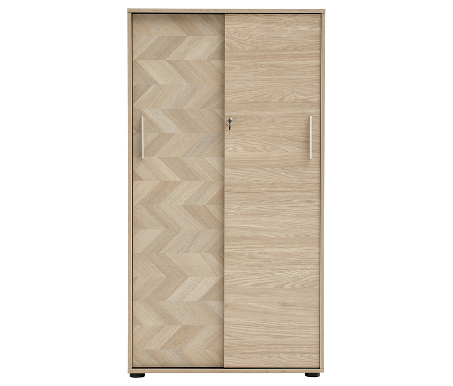 Garderobenschrank mit Schiebetüren, eine mit Fischgrätmuster, die andere mit Holzmaserung, beide mit Griffen.