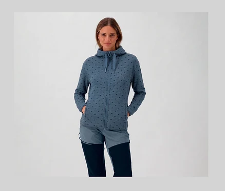 Frau mit Kapuze und blauer CMP Damen-Fleece-Jacke mit Kapuze und Händen in den Taschen.
