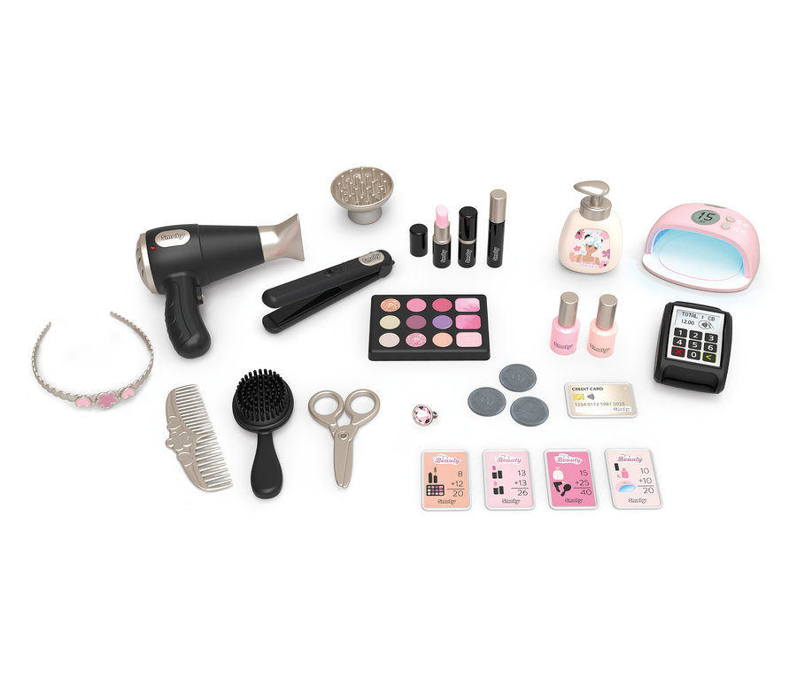 Verschiedene Spielzeug-Schönheitsprodukte sind auf einer weißen Oberfläche angeordnet, darunter ein Haartrockner, ein Glätteisen und eine Lidschattenpalette.