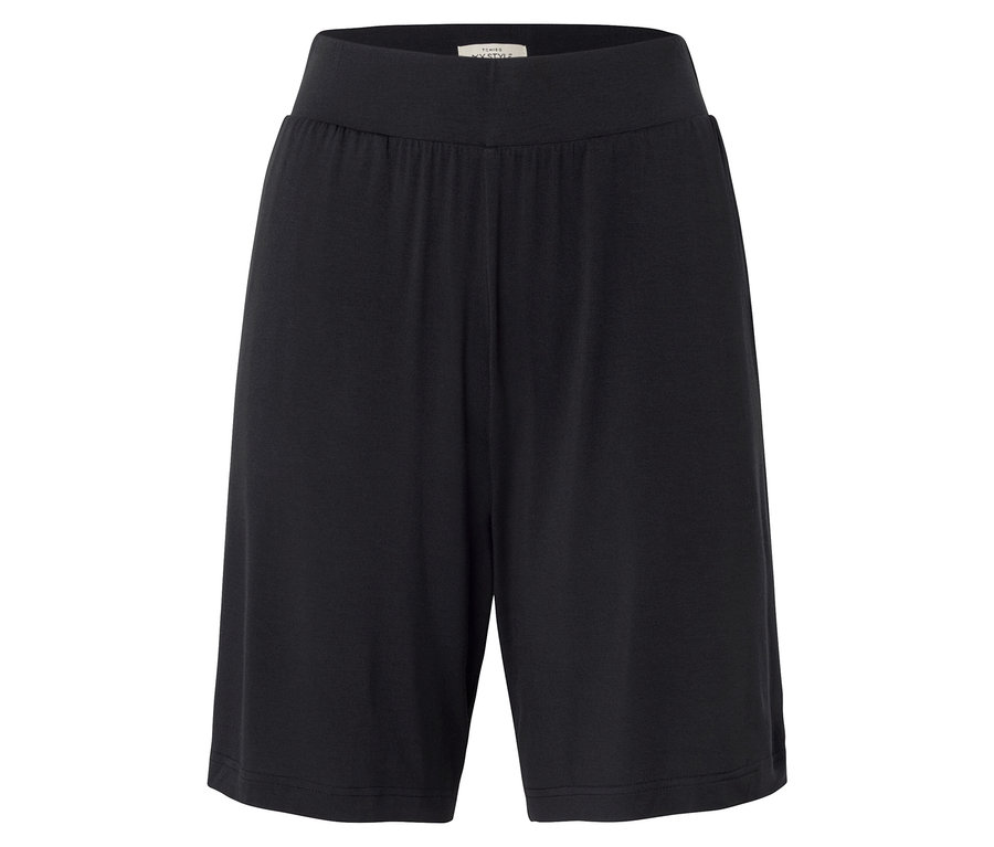 Schwarze Shorts vor einem weißen Hintergrund.