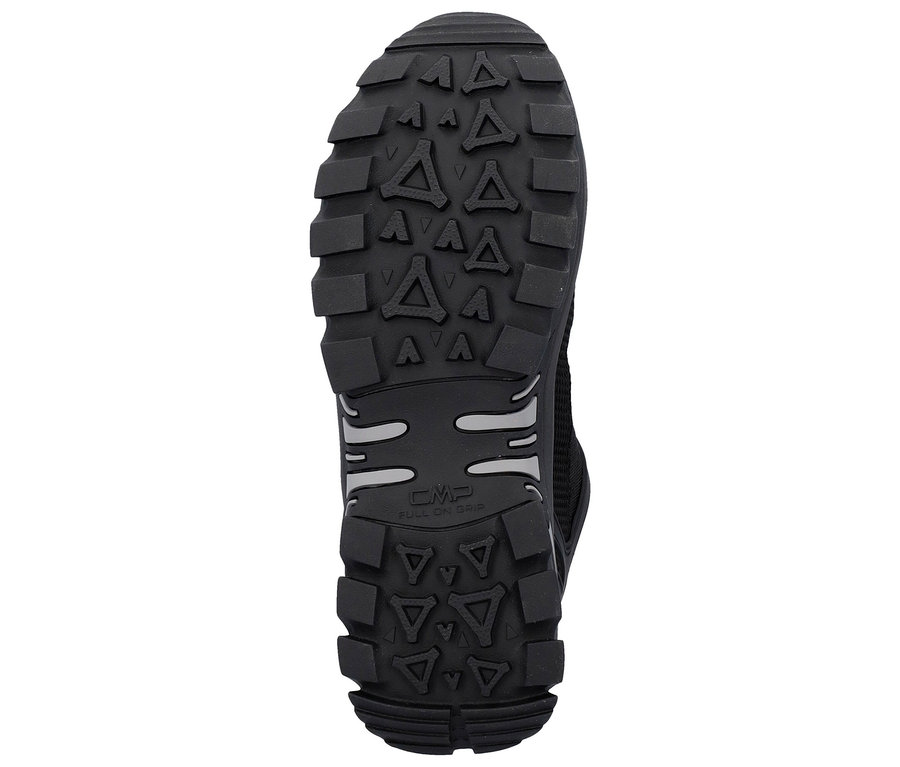 Sohle eines schwarzen Schuhs mit starkem Profil.