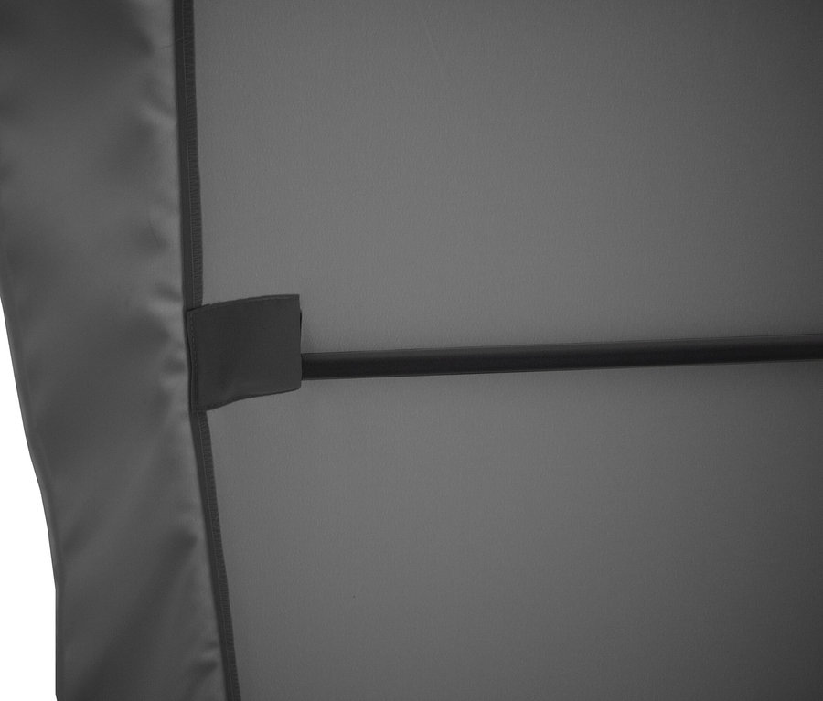 Nahaufnahme einer grauen Zeltplane mit einer Schlaufe, die an einer Stange befestigt ist.