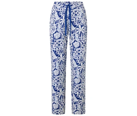 Pyjamahose in Weiß mit blauem Muster aus Muscheln, Blättern und abstrakten Formen, mit blauem Kordelzug.