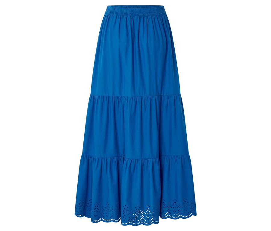 Blauer Webrock mit Lochstickerei und Stufenlook ist in der Nahaufnahme zu sehen.