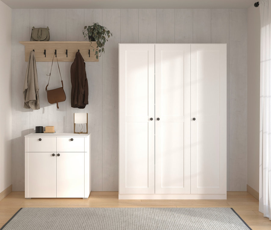 Flur mit weißem Schrank, Kommode und Garderobenleiste mit Jacken, Tasche und Topfpflanze.