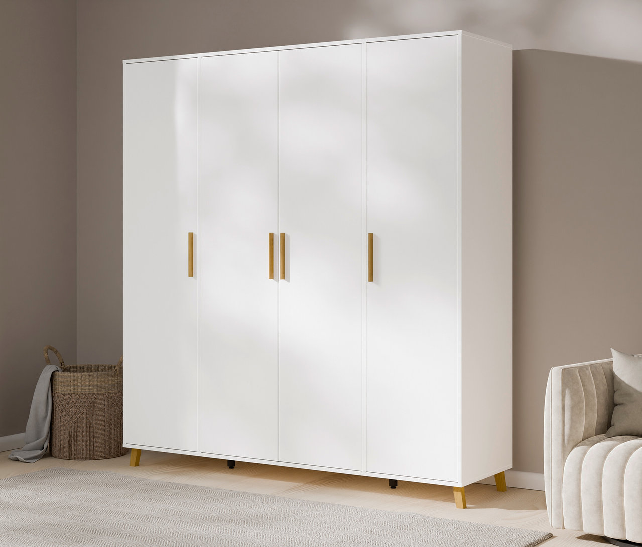 Weißer, 4-türiger Rauch Drehtürenschrank »Shinjo« mit Premium-Ausstattung und goldenen Griffen steht auf einem Teppich.