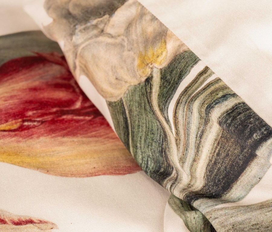 Nahaufnahme der ESSENZA Satin-Bettwäsche »Tosca« mit Blumenmuster.