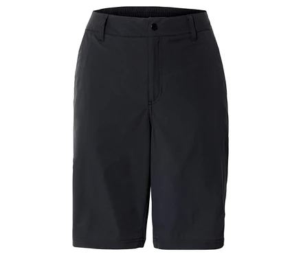 Schwarze Shorts liegen auf einem weißen Hintergrund.
