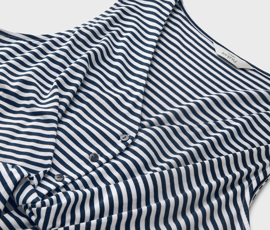 Detailansicht eines blau-weiß gestreiften Kleides mit Knöpfen und einem 'MY STYLE'-Etikett.