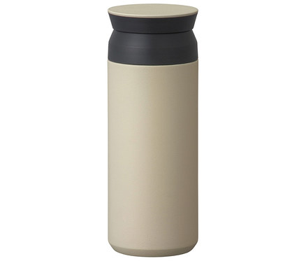Eine hellbeige Thermosflasche mit einem dunklen Deckel steht auf einem weißen Hintergrund.