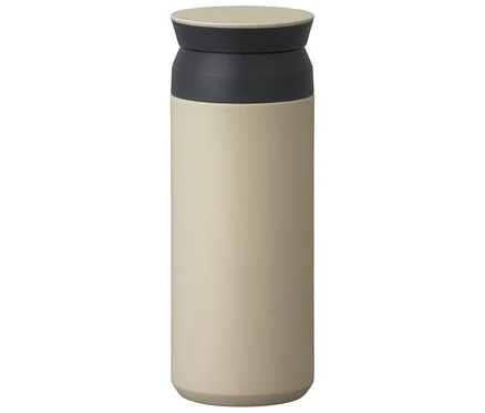 Eine hellbeige Thermosflasche mit einem dunklen Deckel steht auf einem weißen Hintergrund.