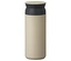 Eine hellbeige Thermosflasche mit einem dunklen Deckel steht auf einem weißen Hintergrund.