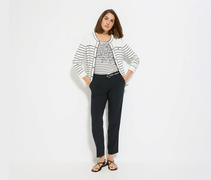 Frau mit Olsen Shirt unter einem gestreiften Olsen Cardigan »LA«, dazu dunkle Hose und Sandalen.